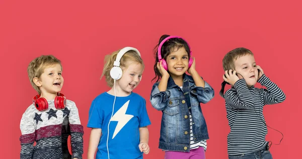 Děti nosí sluchátka a poslech hudby — Stock fotografie