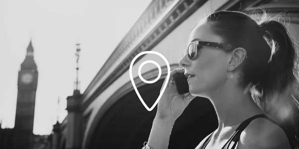 Woman using smartphone in the city — Stock Photo, Image