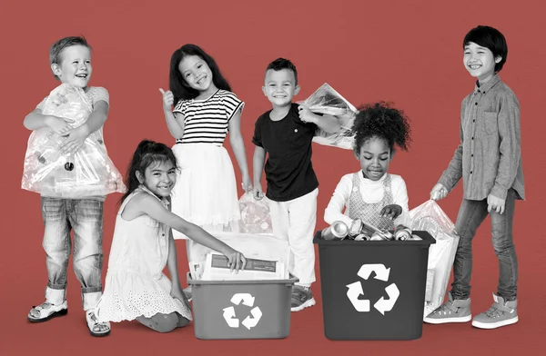 Kinderen met afval voor recycling — Stockfoto