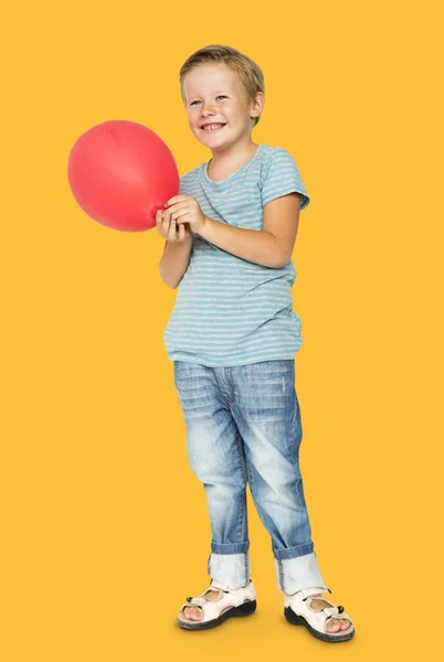 Menino com balão de ar vermelho — Fotografia de Stock