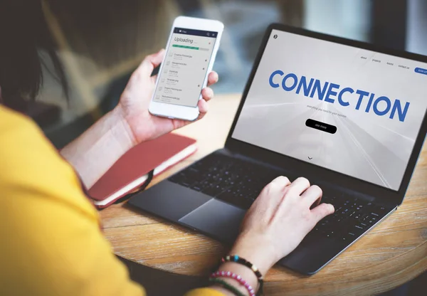 Frau mit Laptop und Handy — Stockfoto