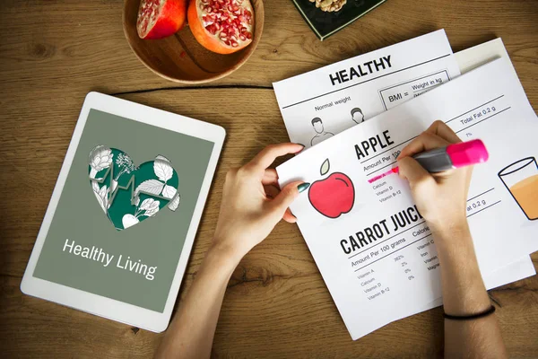 Kadın dijital tablet ile planı yapma