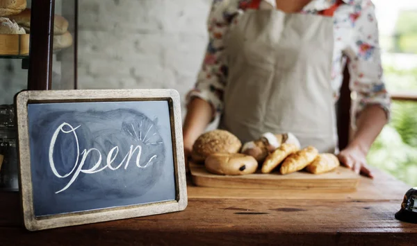妇女在面包店 面包食品和黑板与字开放 Photoset — 图库照片