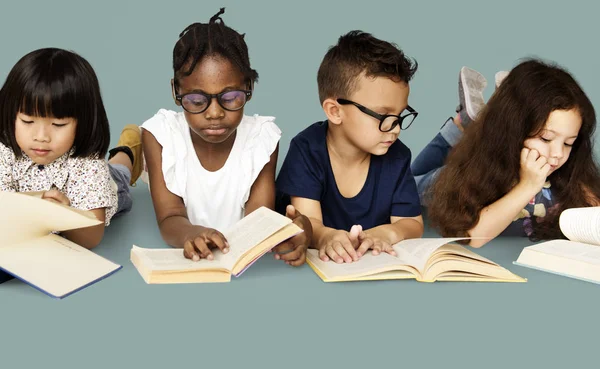 Bambini che leggono libri — Foto Stock