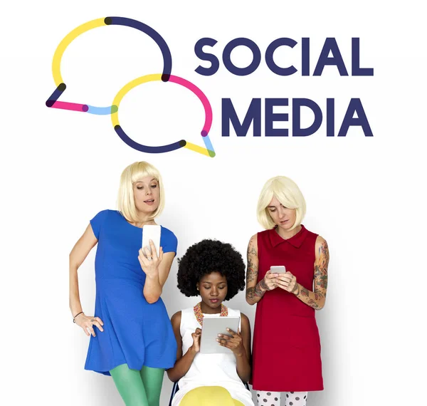  Dijital cihazlar kullanarak kadınlar