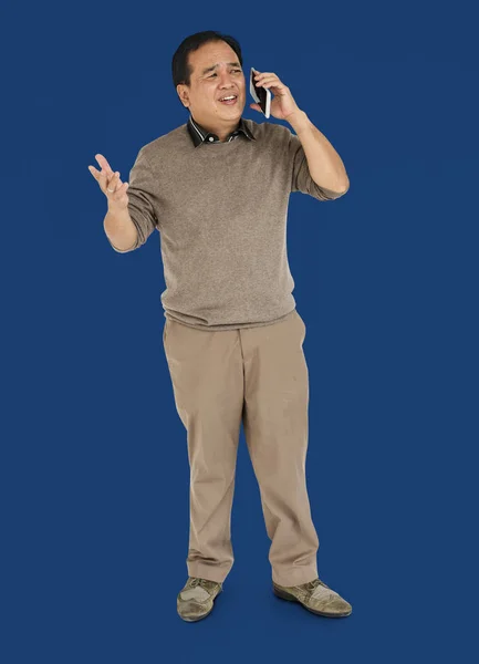 Азиатский мужчина говорит по мобильному телефону — стоковое фото