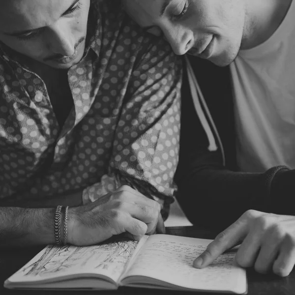 Joven homosexual pareja lectura libro —  Fotos de Stock