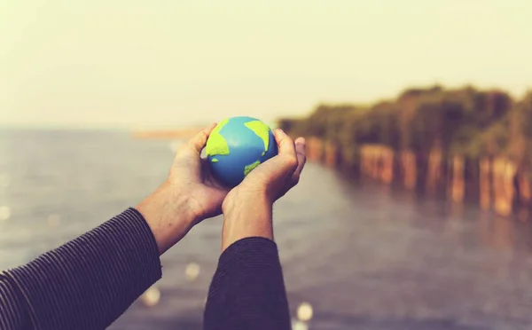 Frau hält kleinen Globus in der Hand — Stockfoto