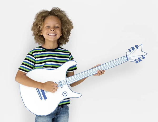 Niño pequeño con guitarra de papel — Foto de Stock