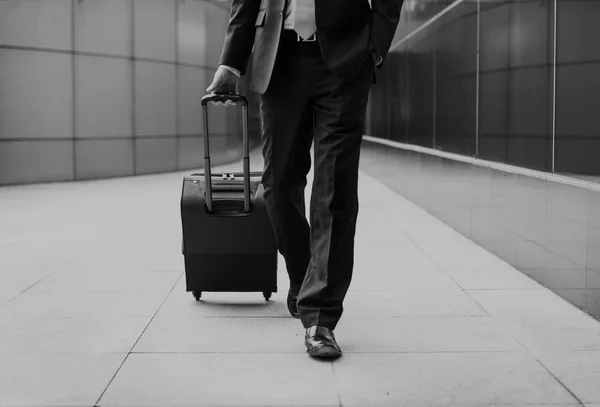 Empresário com bagagem a caminho de viajar — Fotografia de Stock