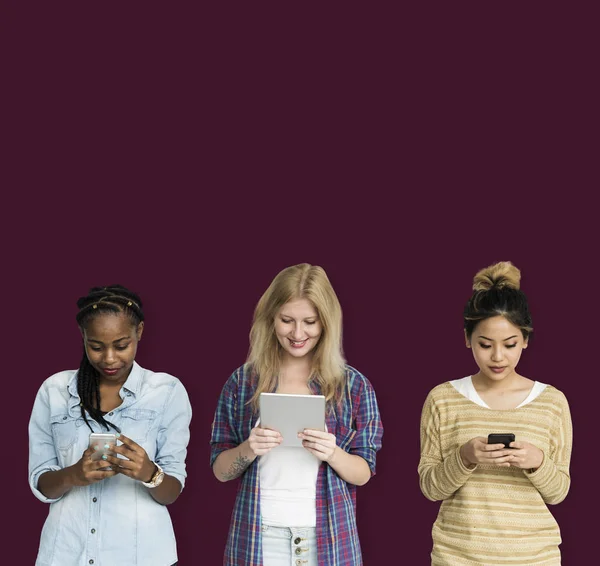 Ragazze utilizzando gadget digitali — Foto Stock