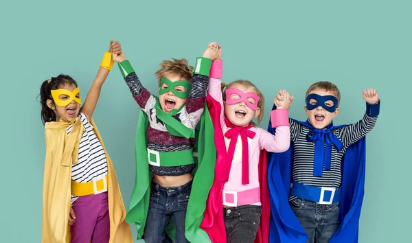 Niños con disfraces de super heroe — Foto de Stock