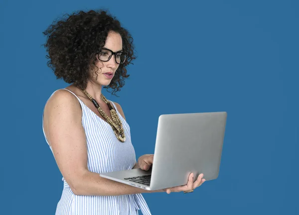 Hermosa mujer usando portátil — Foto de Stock