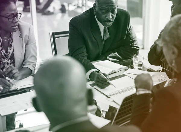 Empresários africanos com documentos em papel — Fotografia de Stock