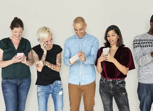 Grupo de pessoas usando celulares — Fotografia de Stock