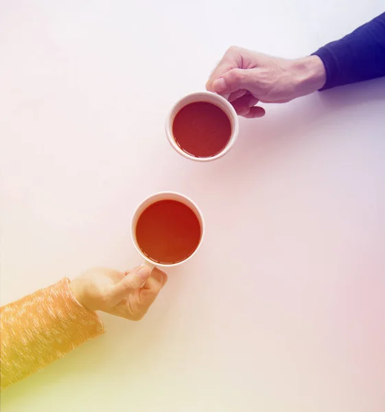 Mãos segurando copos de café — Fotografia de Stock