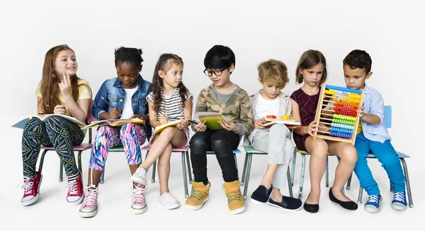 Escolares que estudian junto con libros — Foto de Stock