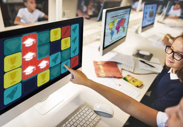 Niño apuntando a la pantalla del monitor — Foto de Stock