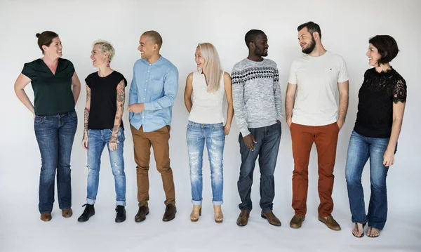 Diversidad de personas posando en estudio — Foto de Stock