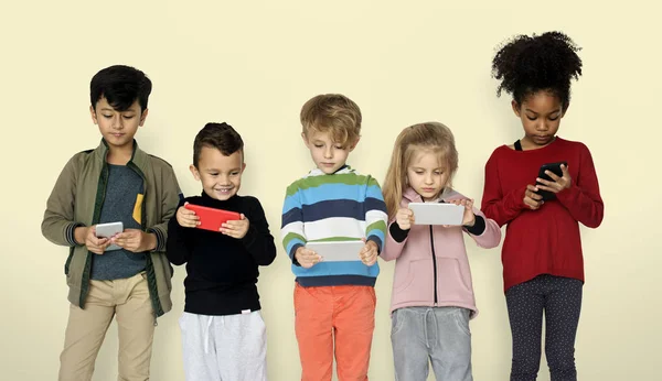 Enfants jouant aux téléphones intelligents — Photo