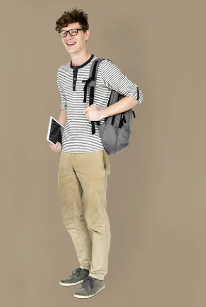 Homem de pé com mochila e tablet — Fotografia de Stock