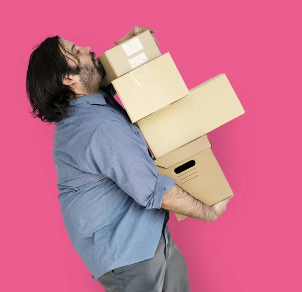 Mannen bär kartong lådor — Stockfoto