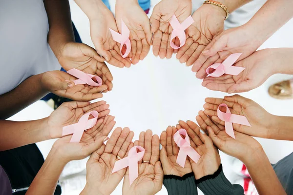 Mulheres segurando fitas de conscientização do câncer — Fotografia de Stock