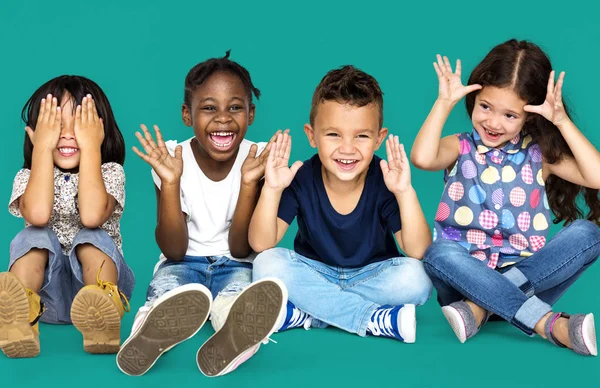 Niños felices sentados en el suelo — Foto de Stock