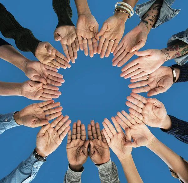 Tangan manusia bersama-sama dalam lingkaran — Stok Foto