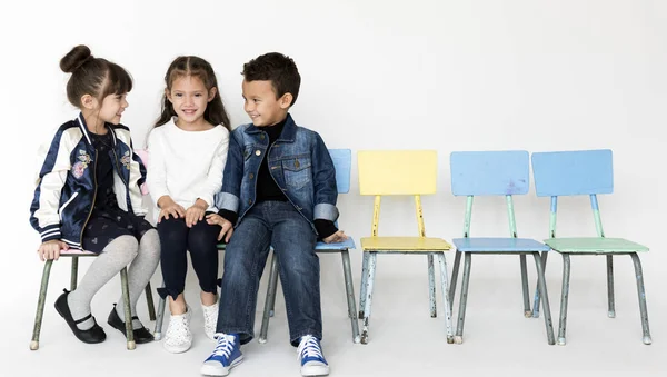 Crianças sentadas em cadeiras — Fotografia de Stock