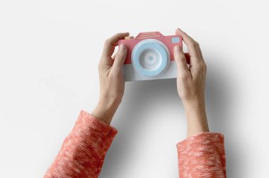 el tutarak fotoğraf makinesi