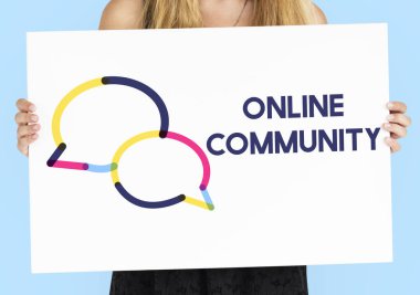 Kadın afişini tutar