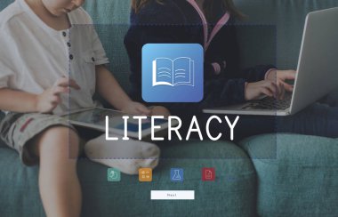 kız ve erkek kardeş dijital cihazlar kullanarak