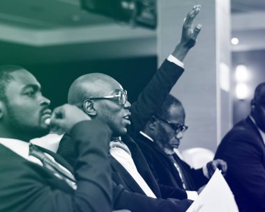 yükseltilmiş el ile Afrika adam