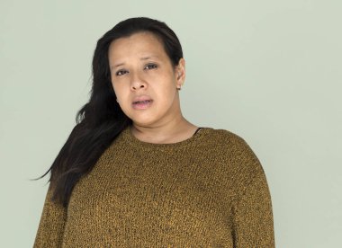 Kameraya bakarak genç Asyalı kadın