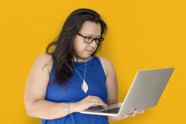 Dizüstü bilgisayar kullanan kadın 