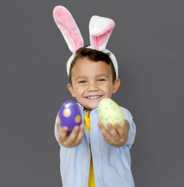 Paskalya yumurtaları ile boy gülümseyerek