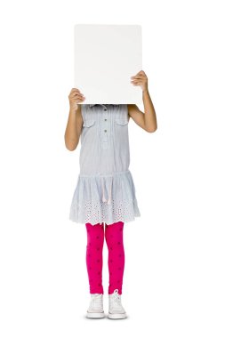 boş afişini suratla kapsayan kız