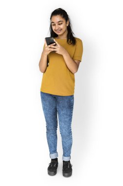 Akıllı telefon kullanan kadın 