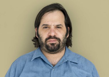 sakallı adam kameraya bakan