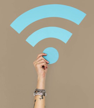 Internet bağlantısı simgesi tutan el