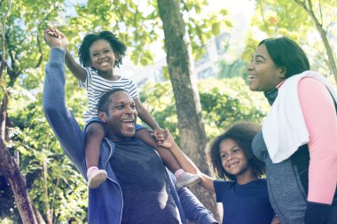 Aile birlikte vakit geçiriyor.