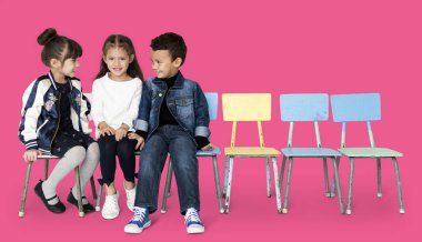 okul sandalye üzerinde oturan çocukları