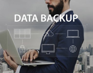 Dizüstü bilgisayar kullanan iş adamı