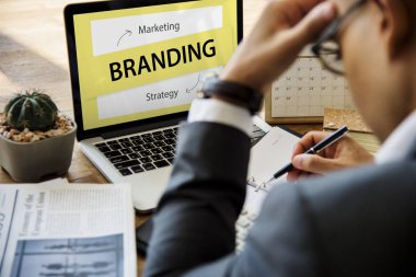 İşyeri masada beyin fırtınası işadamı