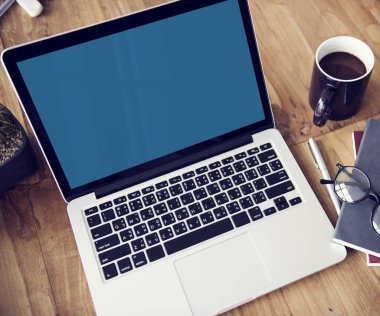 Açık tablo üstünde laptop 