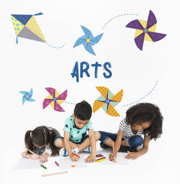 kağıtlara çizim çocuklar