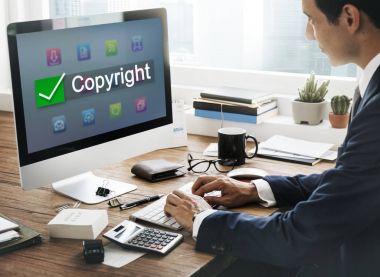 bilgisayarla çalışma iş adamı