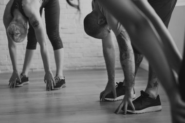 Yoga yaparken genç yetişkinler