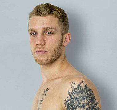 Gömleksiz dövmeli adam